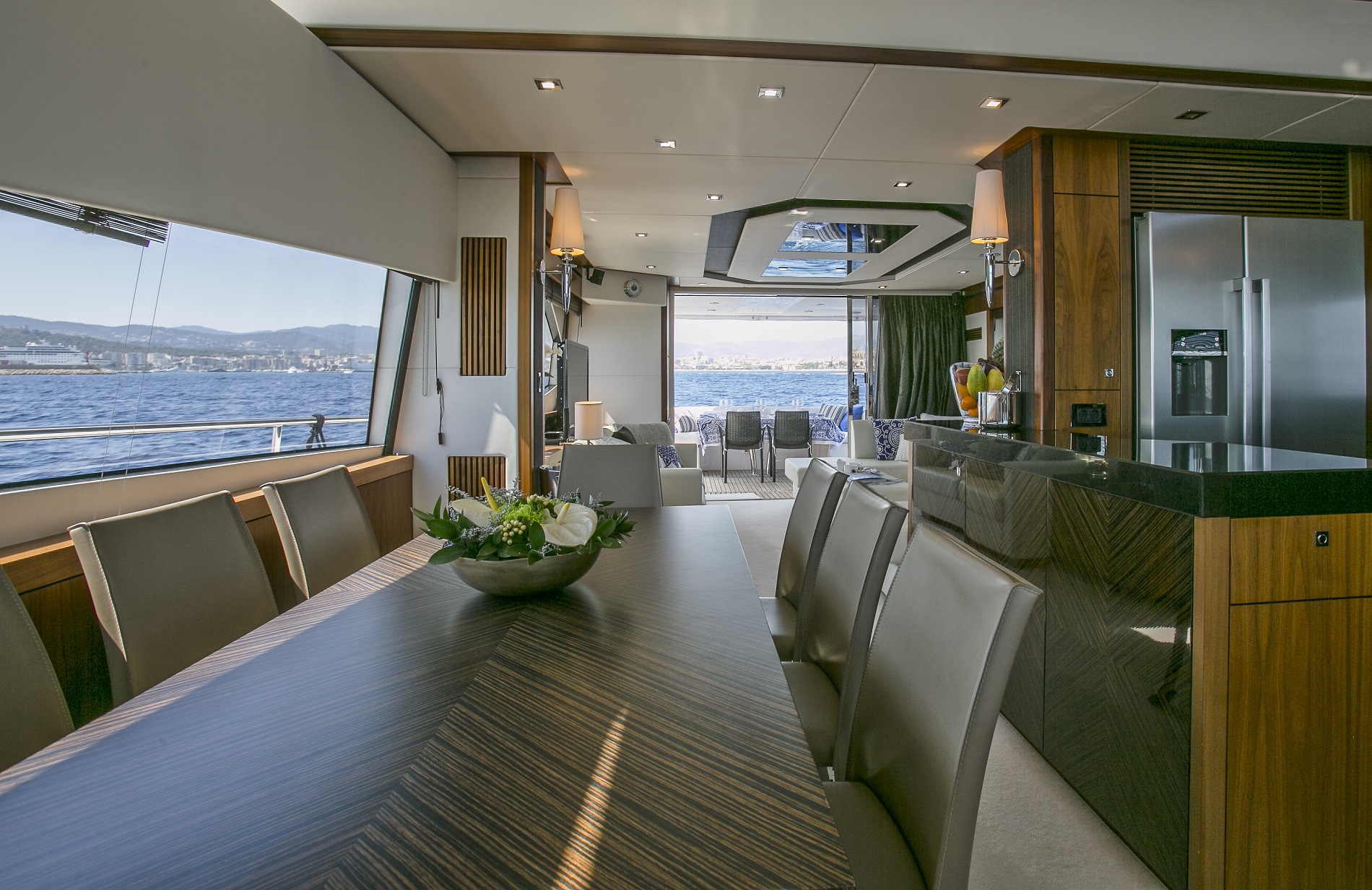 Sunseeker yacht 73M - Formal dining.jpg