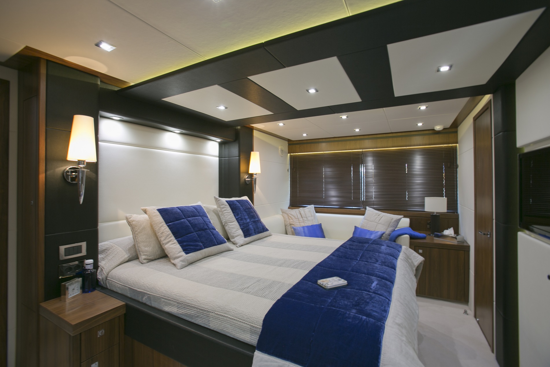 Sunseeker yacht 73M - Master stateroom.jpg