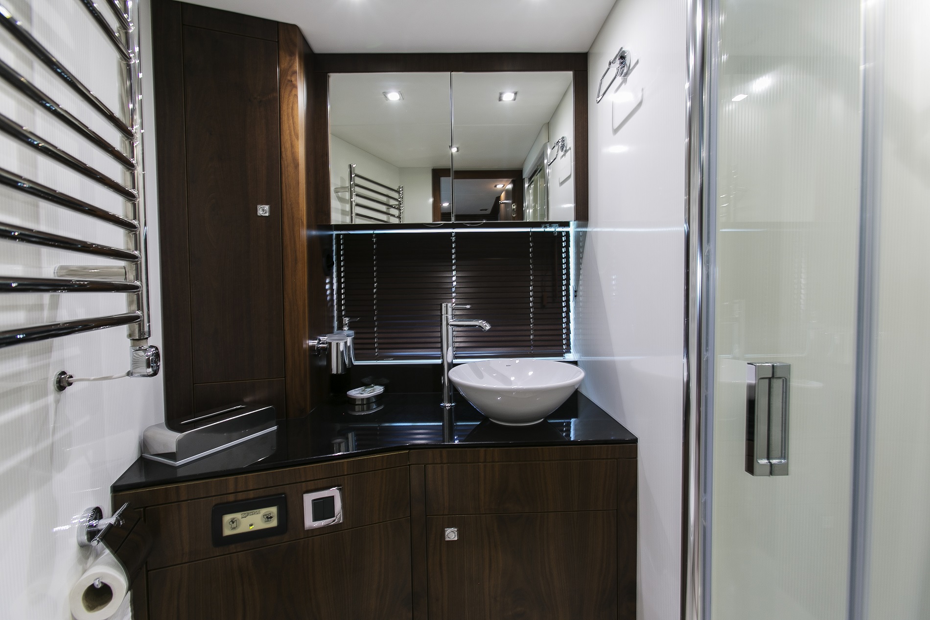 Sunseeker yacht 73M - VIP ensuite.jpg