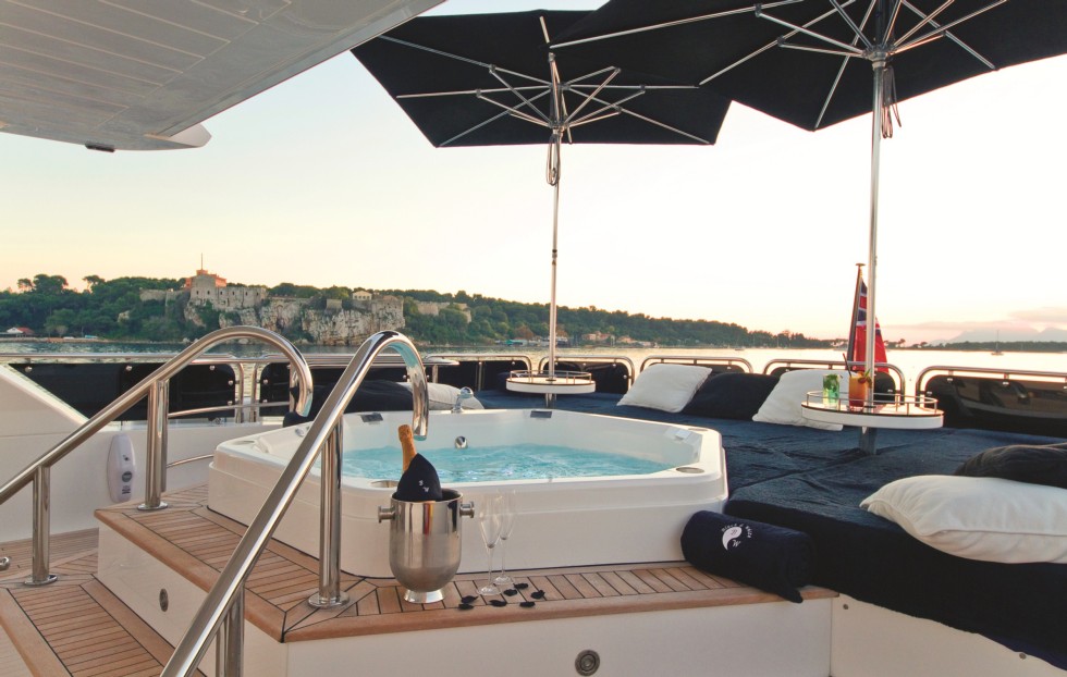 Sunskeeker Black and White - Jacuzzi.jpg