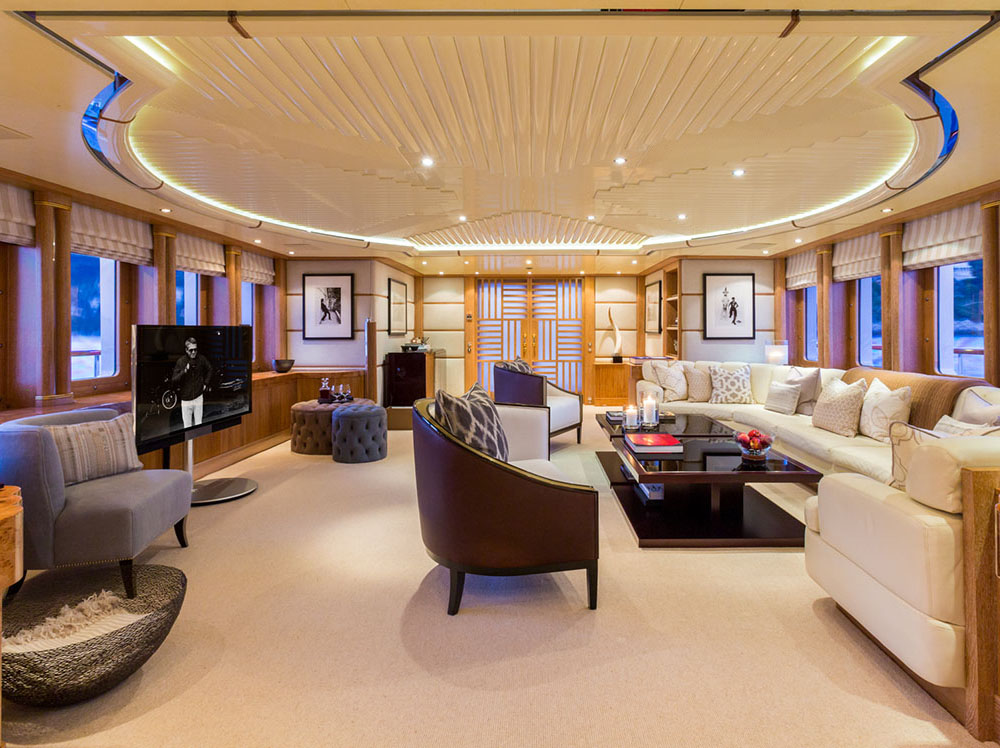 Super yacht QM OF LONDON.jpg