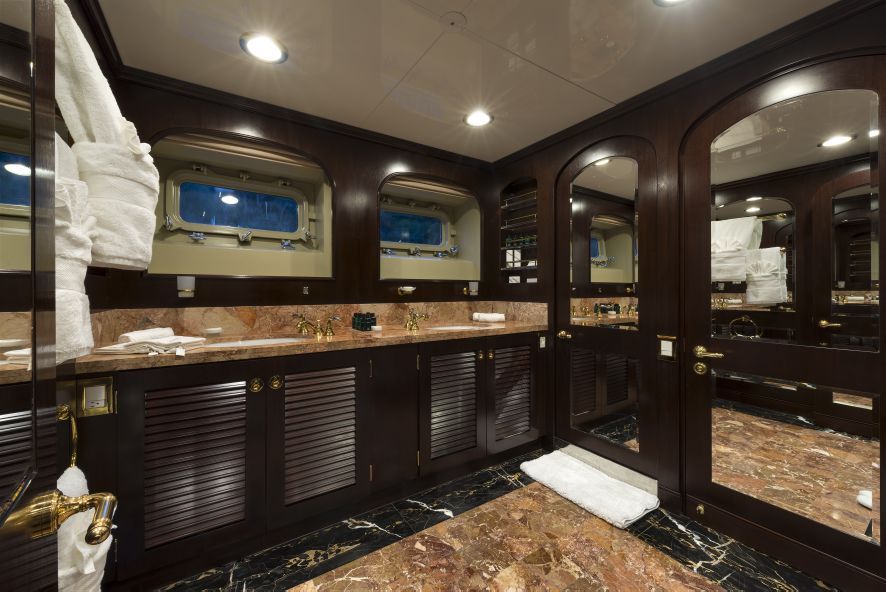 Super yacht THE WELLESLEY - Cabin ensuite.jpg