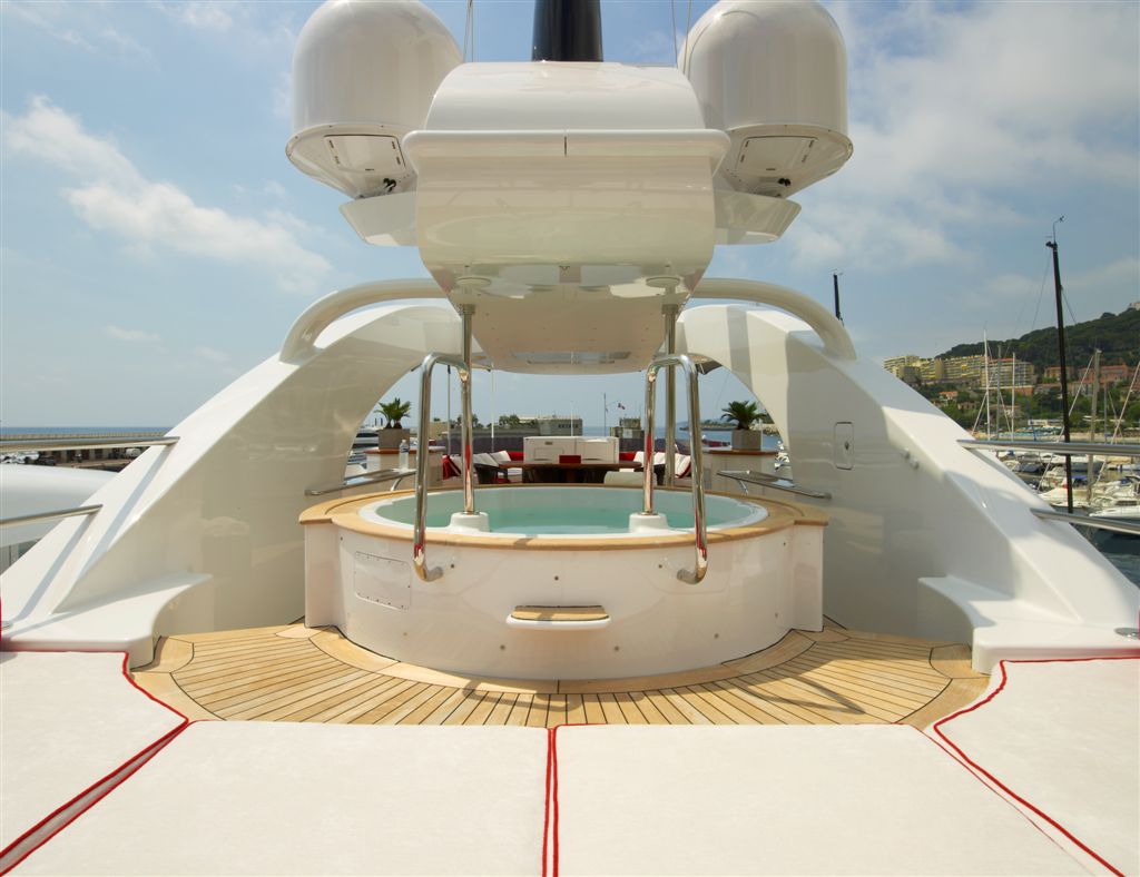Superyacht 360 -  Sundeck Spa Pool.jpg