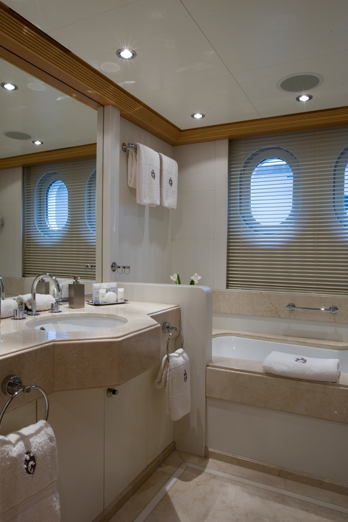Superyacht MALIBU - Guest Ensuite.jpg