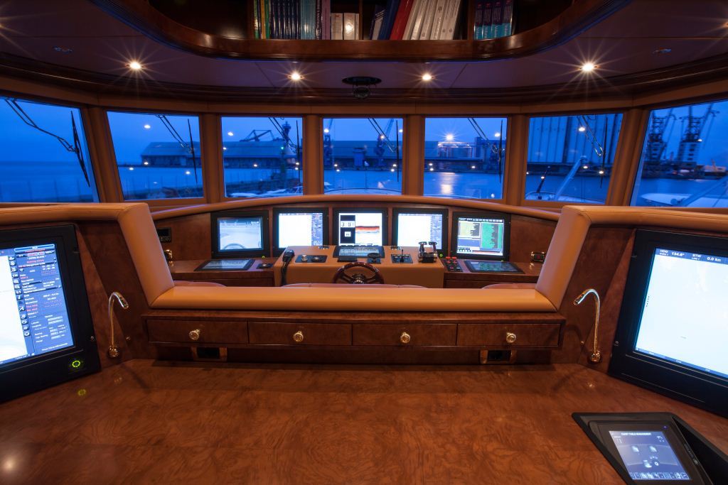 Superyacht PRIDE -  Bridge.jpg