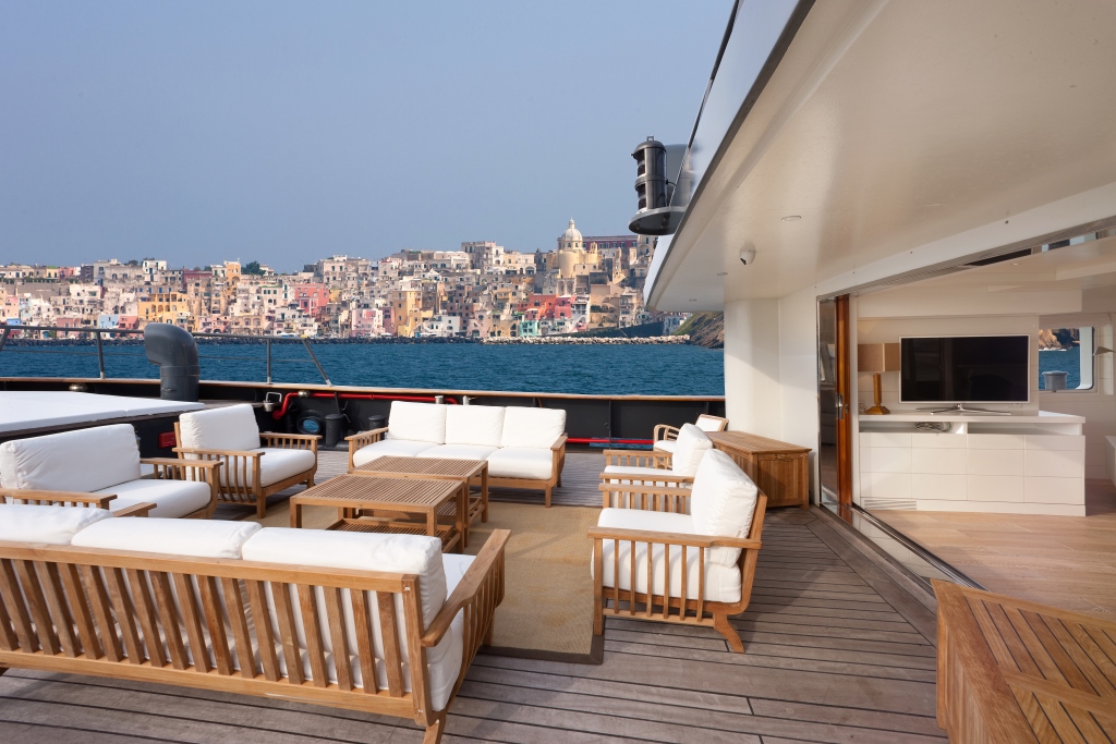 TUG VERVECE -  Deck Seating.jpg