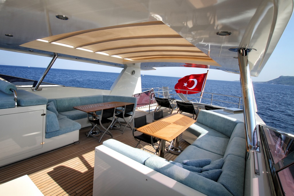 TUTKU - Sundeck dining.jpg