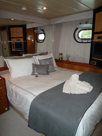 Takapuna - Guest Cabin as Queen.jpg