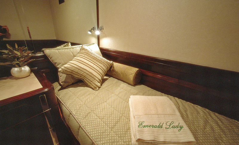 Twin cabin - superyacht Emerald Lady.png