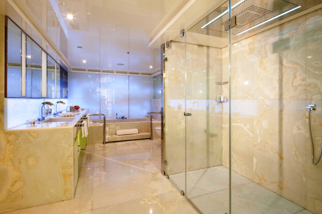VICKY -  Bathroom.jpg