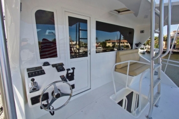 VIKING 72 CARY ON -  Cockpit.jpg