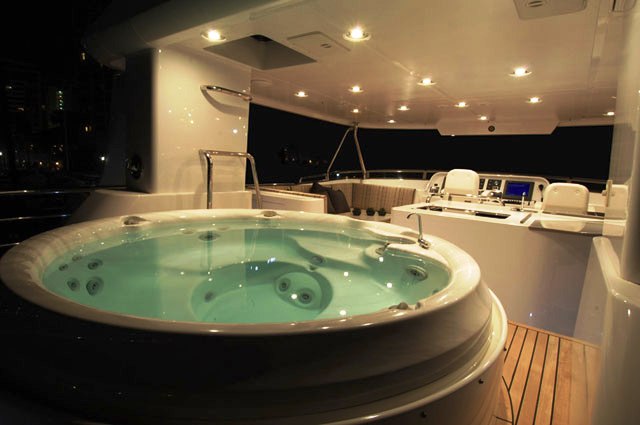 VIVIERAE yacht -  Jaccuzzi.jpg