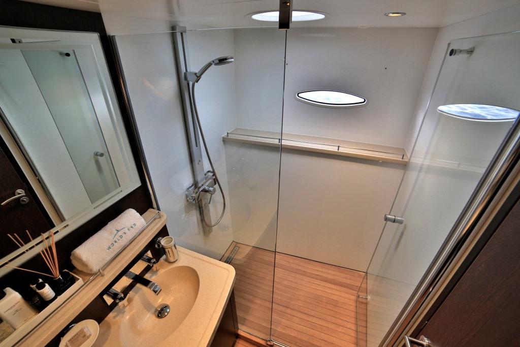 Worlds End - Ensuite.jpg