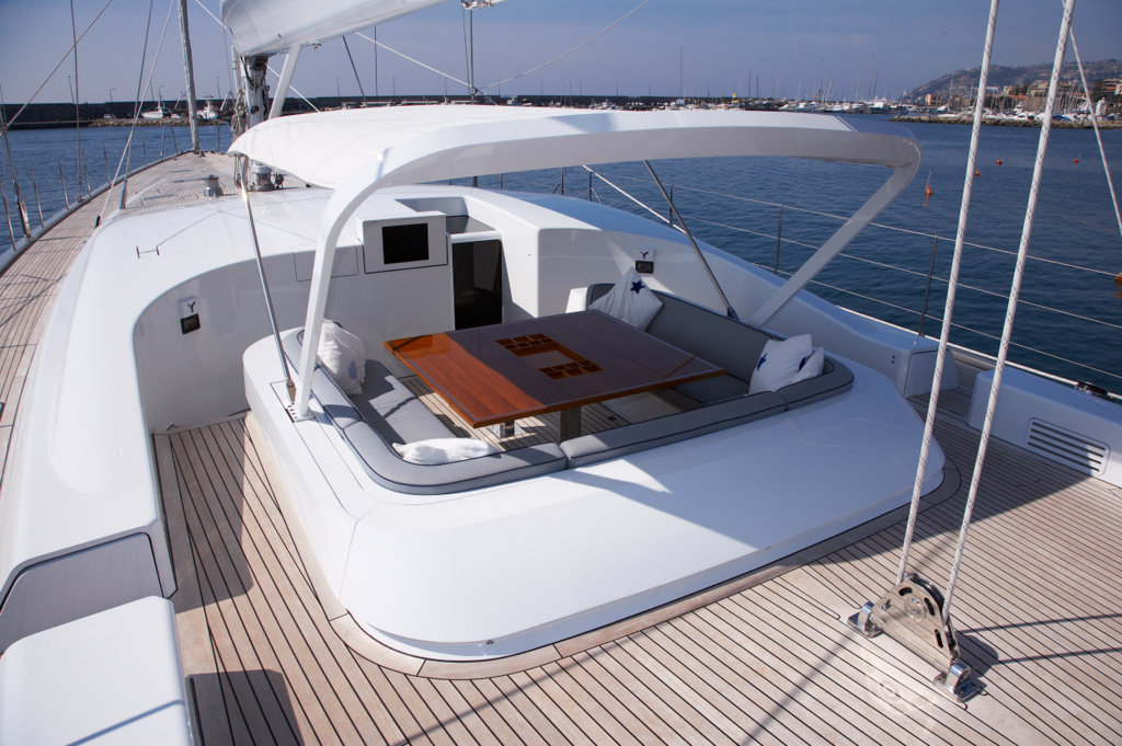 YII - Cockpit Dining with Bimini.jpg