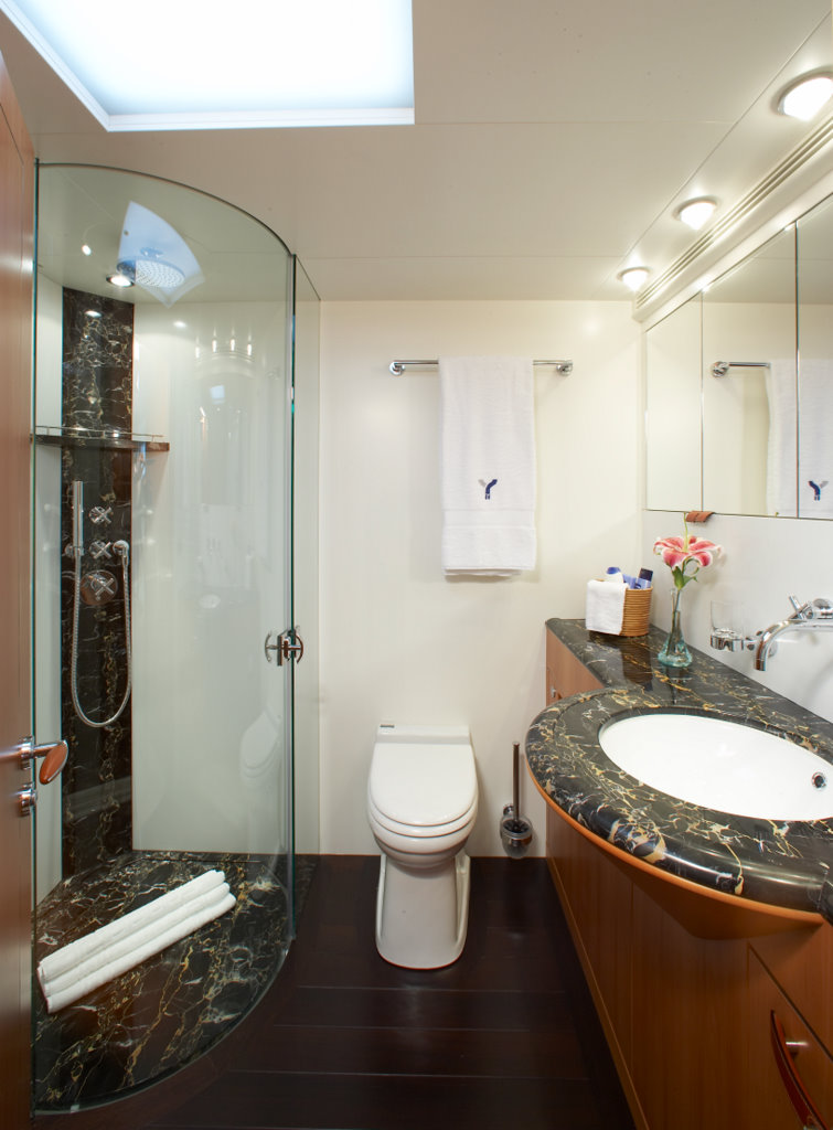 YII - Ensuite bathroom.jpg