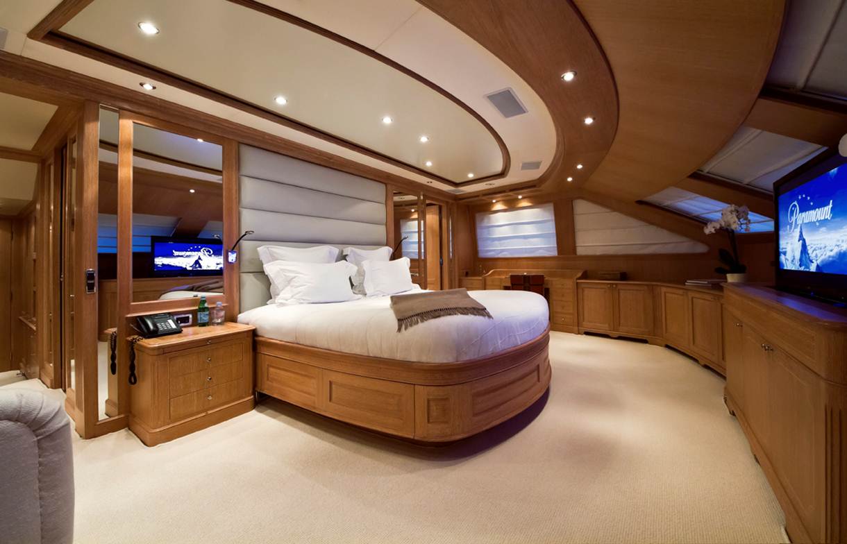 Yacht AFRICAN QUEEN -  Master Cabin.jpg