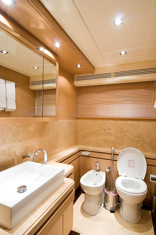 Yacht AQUAHOLIC - Ensuite.jpg