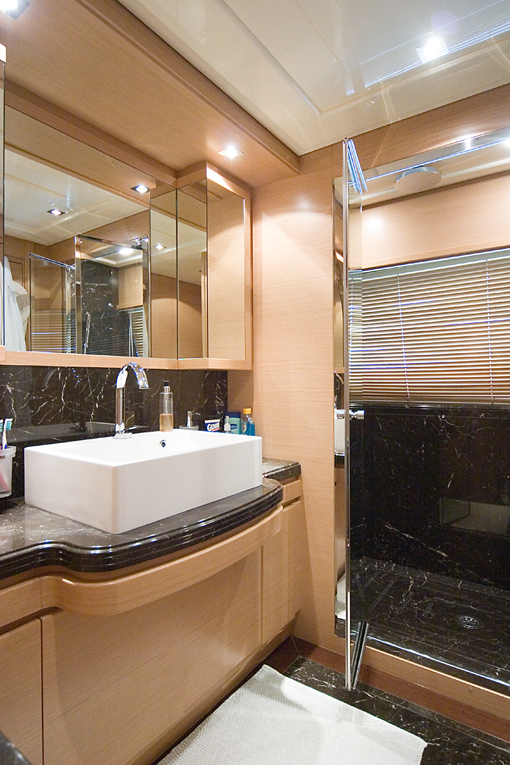 Yacht AQUAHOLIC - Master Ensuite.jpg