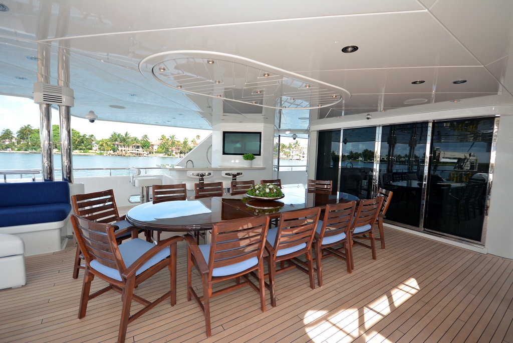 Yacht AQUAVITA - Main Deck Aft Dining.jpg