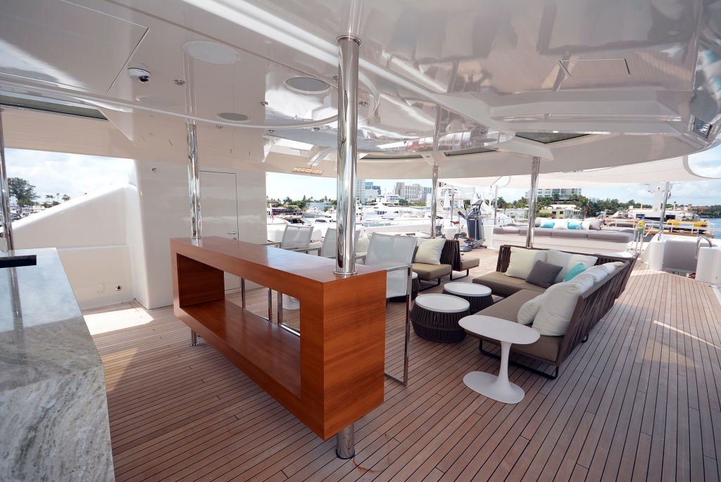 Yacht AQUAVITA - Sundeck 2.jpg