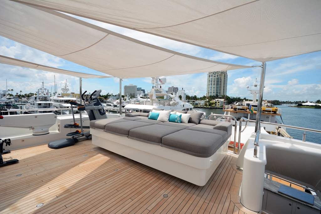 Yacht AQUAVITA - Sundeck Seating.jpg
