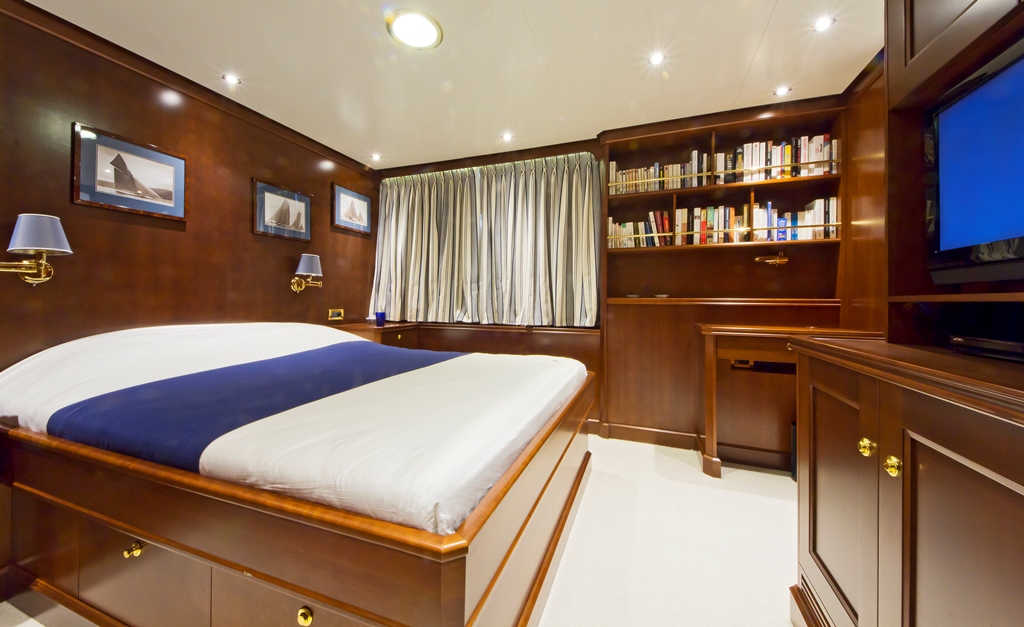 Yacht AXANTHA II -  Queen Cabin.jpg