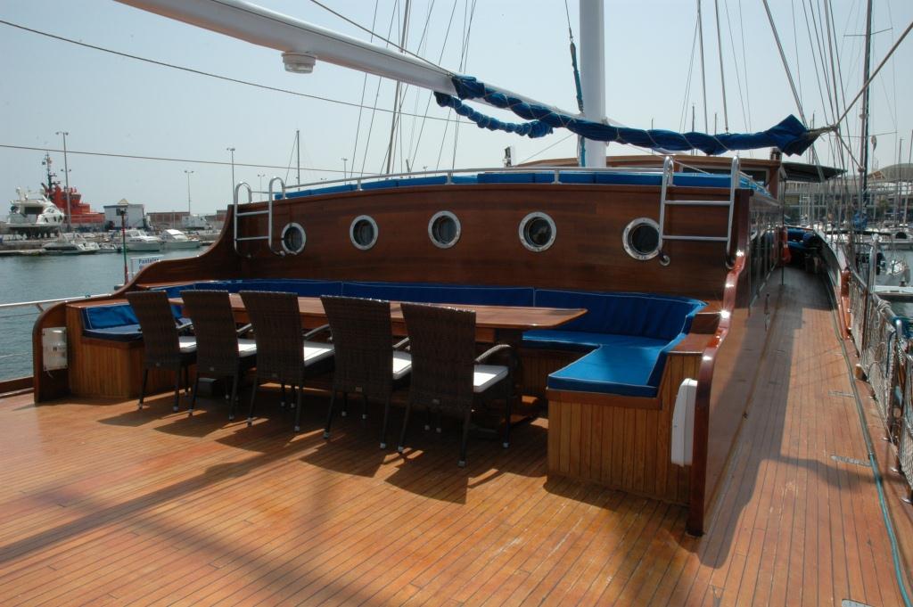 Yacht AZUL DE CORTES - Foredeck Dining.jpg