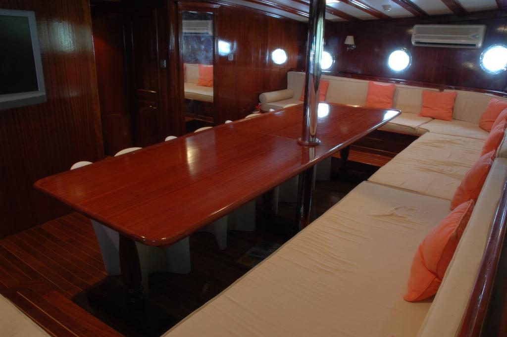 Yacht AZUL DE CORTES - Formal Dining.jpg