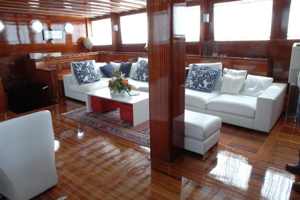 Yacht AZUL DE CORTES - Salon Seating.jpg