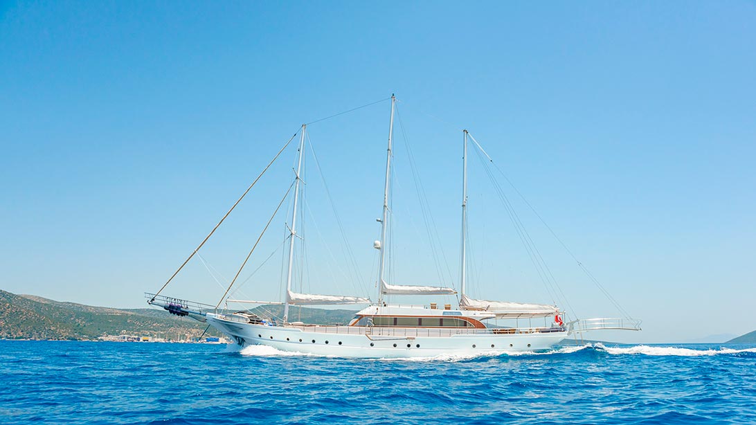 Yacht BELLAMARE - Profile.jpg