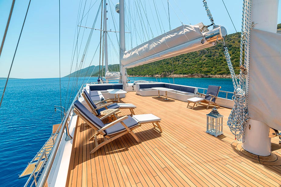 Yacht BELLAMARE - Sundeck.jpg
