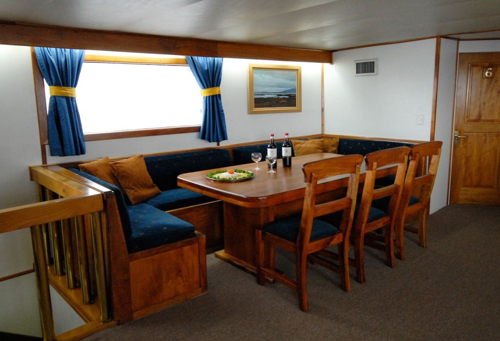 Yacht BELUGA -  Dining.jpg