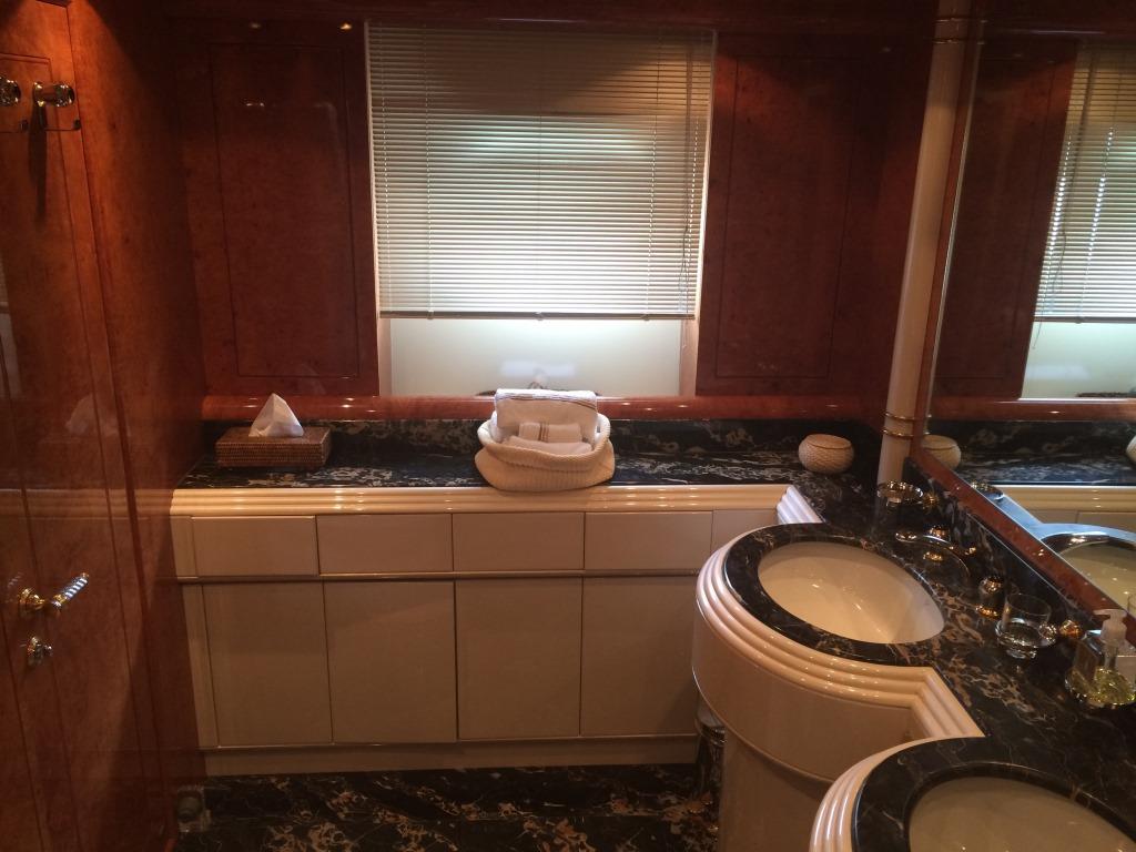 Yacht BIRD OF PREY - Ensuite.jpg