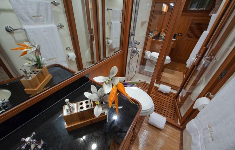 Yacht BLUE HERON -  Master Ensuite.jpg