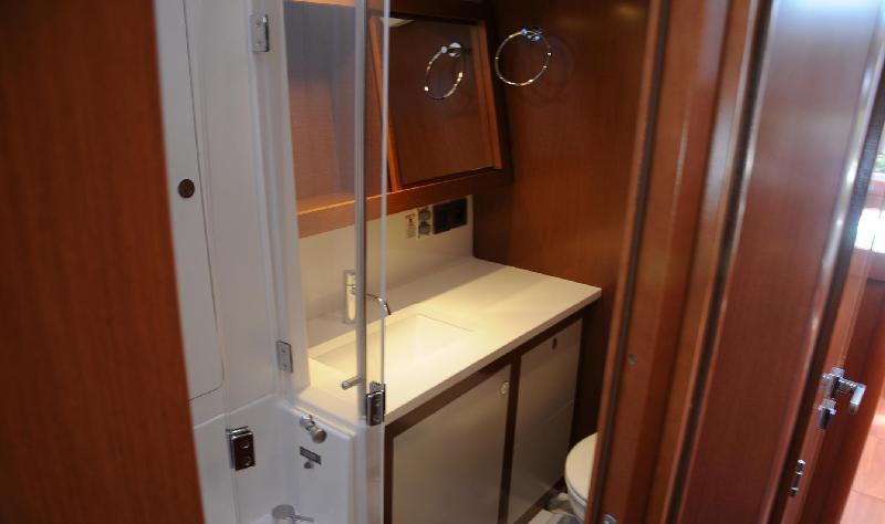 Yacht BLUE PASSION -   Guest Ensuite 2.jpg