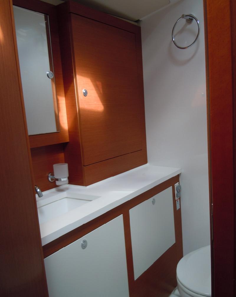 Yacht BLUE PASSION -   Guest Ensuite.jpg