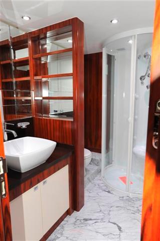 Yacht BLUE SAPPHIRE -  Guest Ensuite 2.jpg