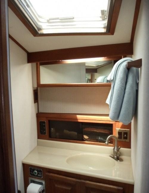 Yacht BLUES CURE -  Guest Ensuite.jpg