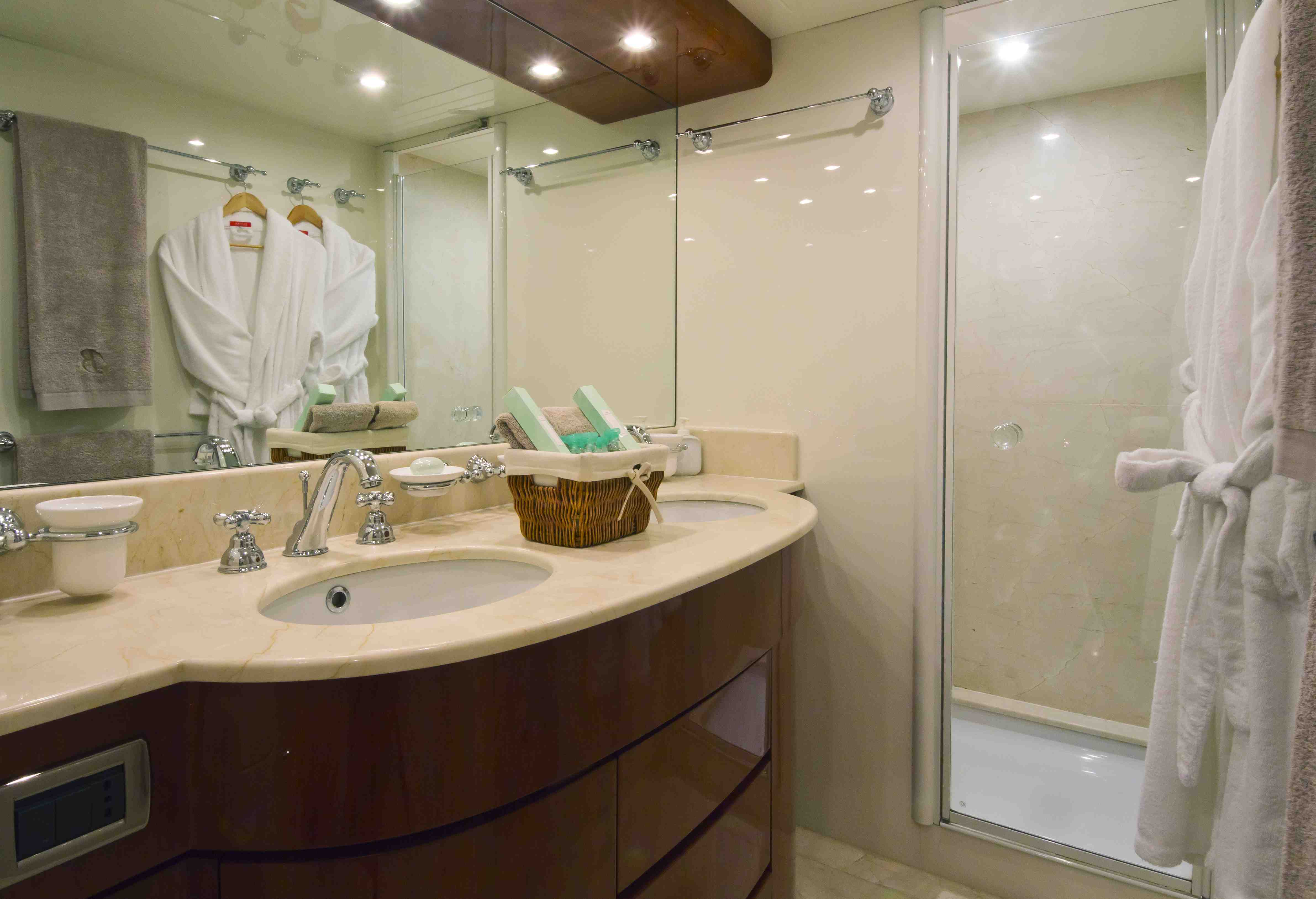 Yacht BOJANGLES -  Master Ensuite.jpg