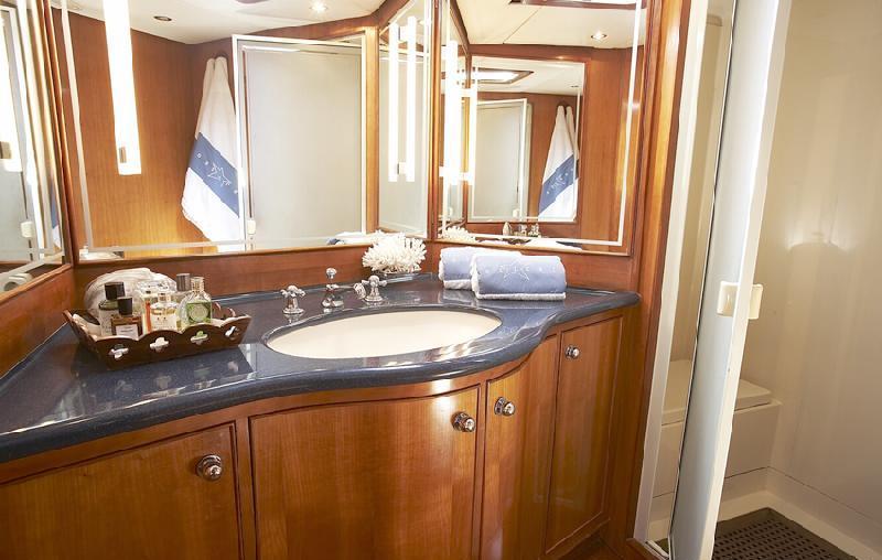 Yacht BOLERO -  Master Ensuite.jpg