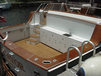 Yacht CAPTIVATOR - Cockpit.jpg