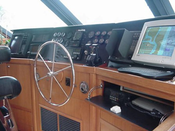 Yacht CAPTIVATOR - Wheelhouse.jpg