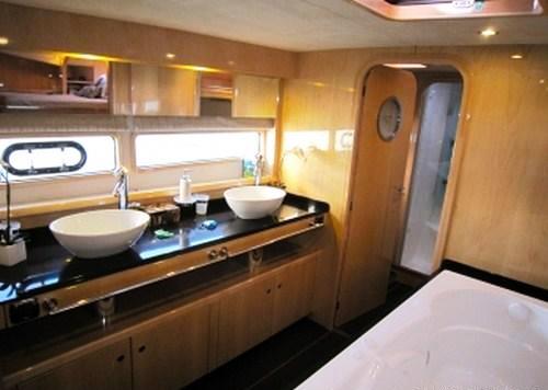 Yacht CATTITUDE -  Master Ensuite.jpg
