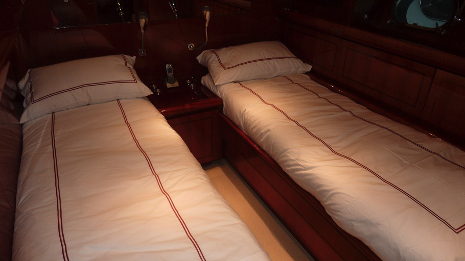 Yacht CLAN V - Twin Cabin.jpg