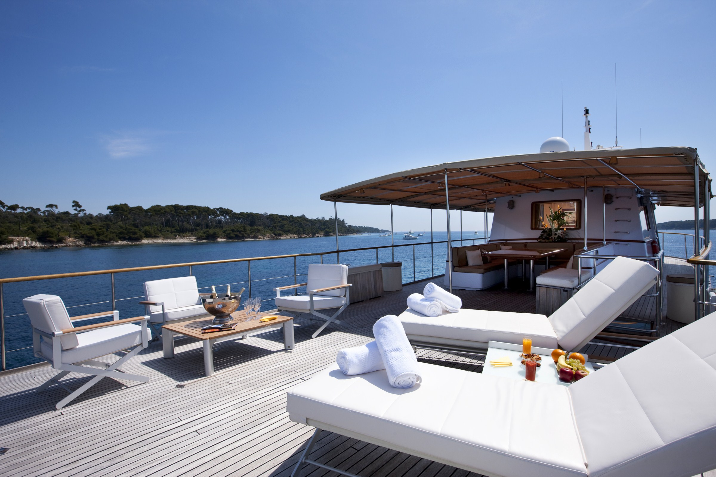 Yacht CLARA ONE - Flybridge.jpg