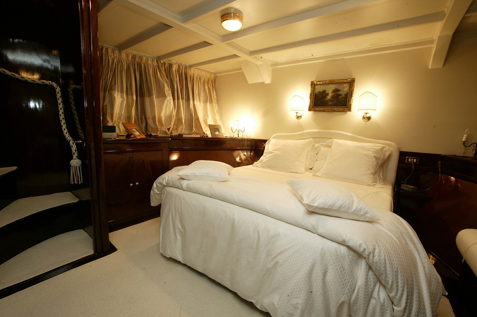 Yacht DP MONITOR - Master Cabin.jpg