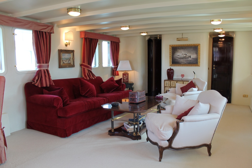 Yacht DP MONITOR - Salon Seating.jpg