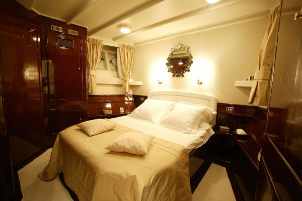 Yacht DP MONITOR - VIP Cabin.jpg