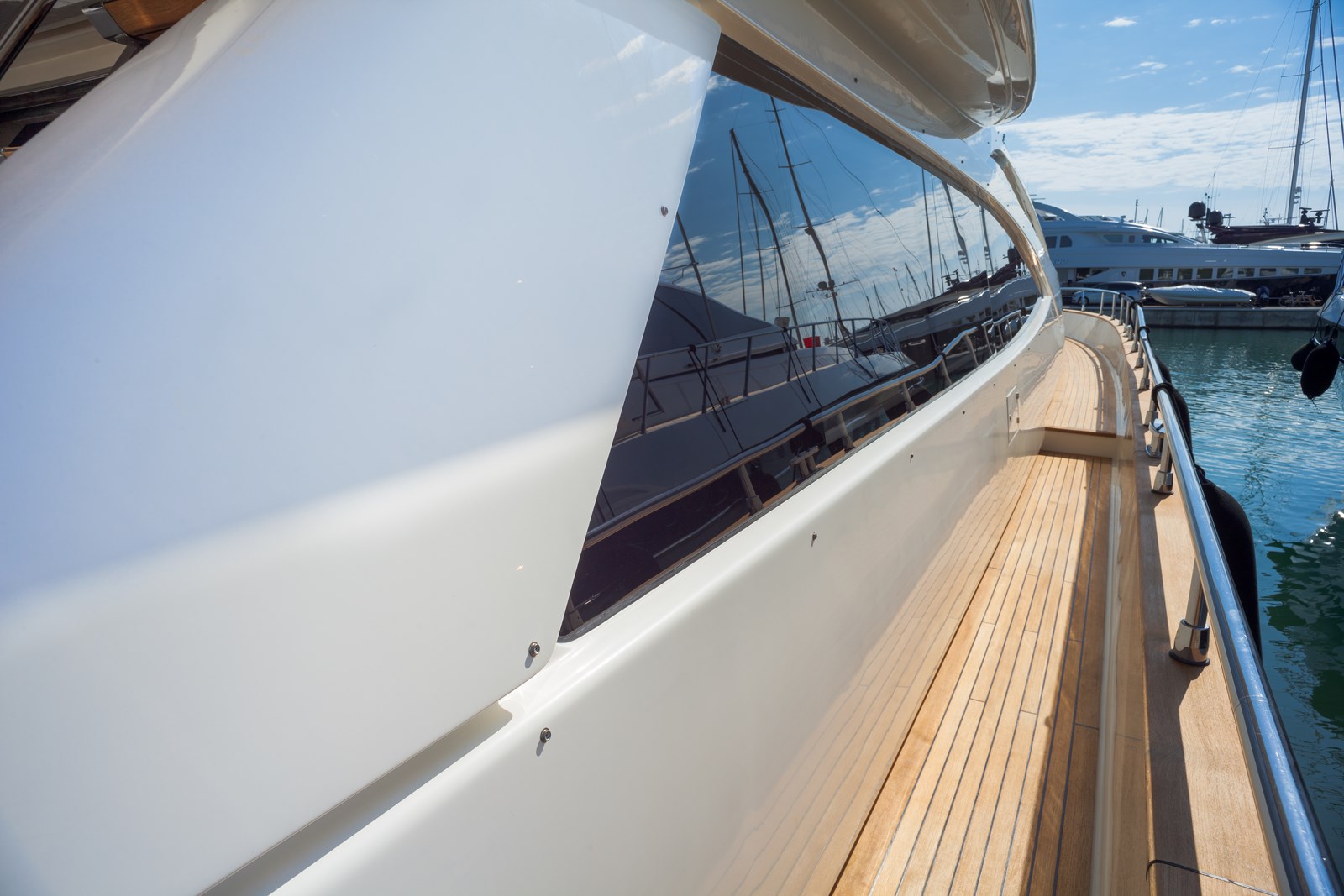 Yacht Dolce Mia - Side Deck.jpg