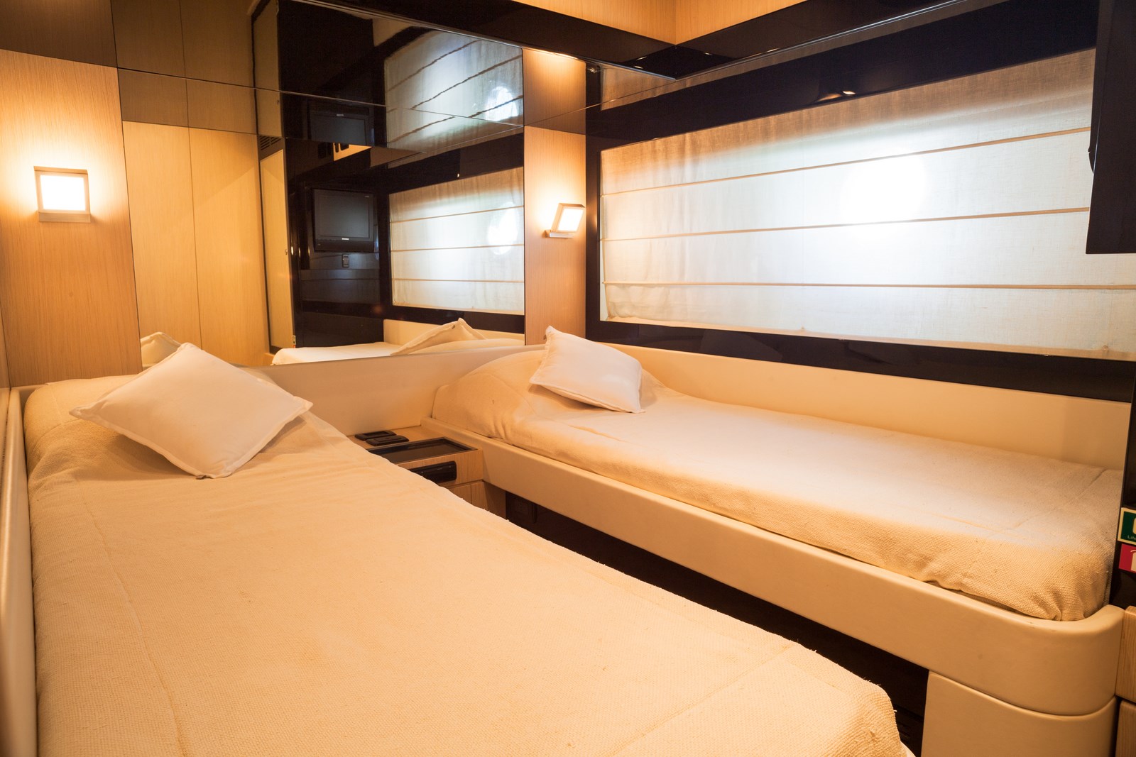 Yacht Dolce Mia - Twin Cabin 2.jpg